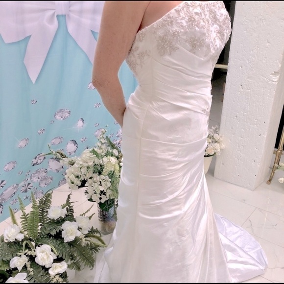 David’s Bridal White Strapless Beaded A-Line Wedding Dress Size 2 Bridal Gown - Picture 5 of 12